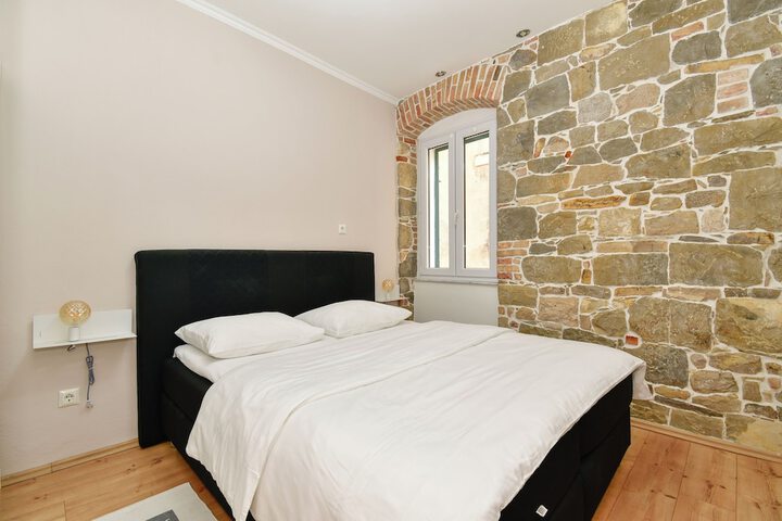 Room 7 of 28