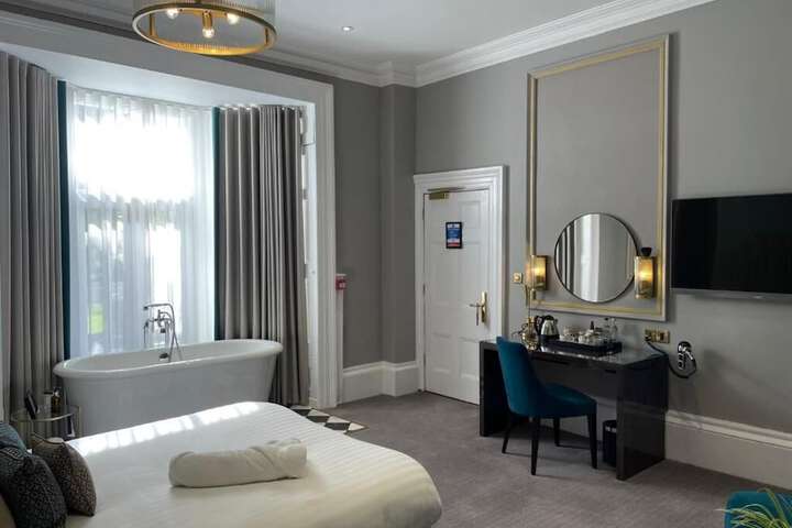 Room 10 of 19
