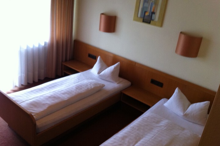 Room 7 of 18