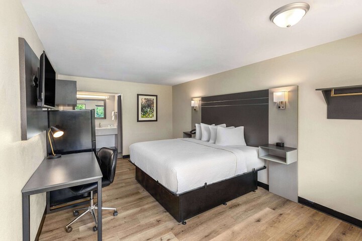 1 King Bed (8 of 17)