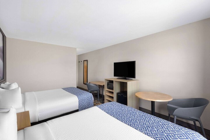 1 Queen Bed Accessible Room (27 of 32)