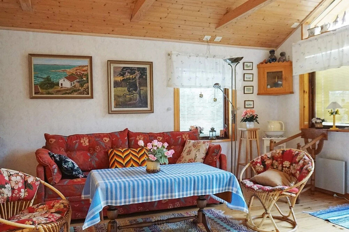 Room 2 of 10
