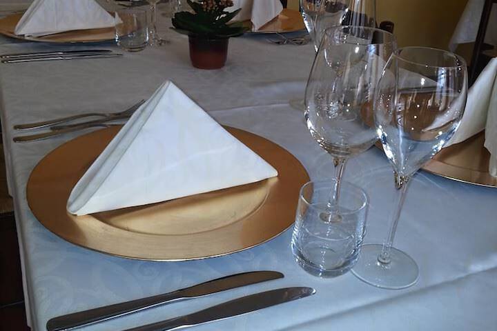 Dining 19 of 32