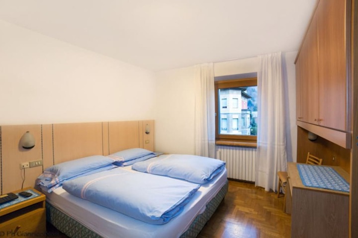 Room 2 of 48