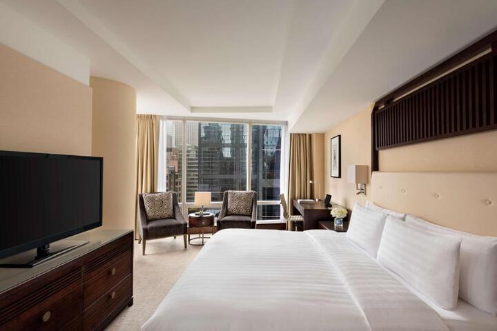Deluxe King Room (10 of 34)
