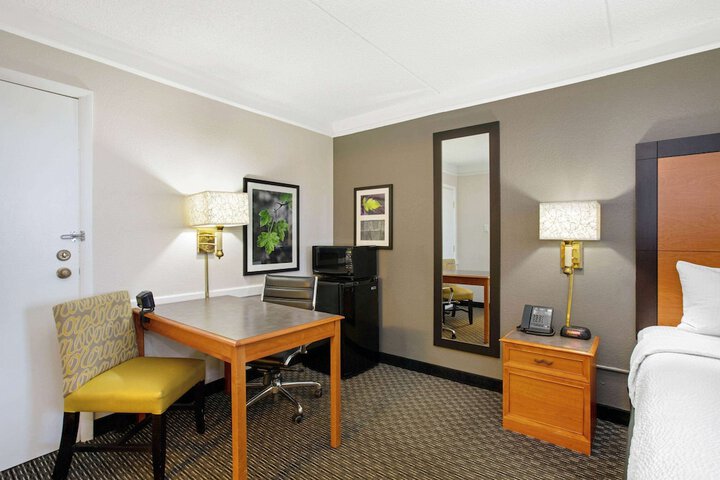 Room 21 of 38