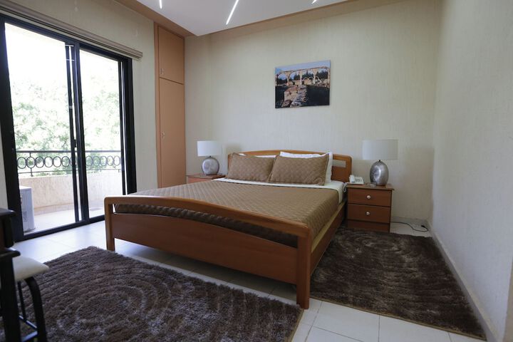 Room 14 of 83