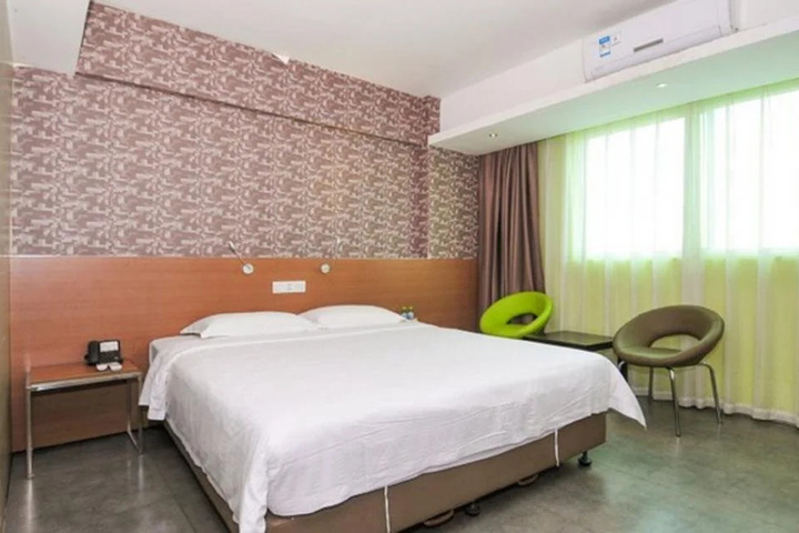 Room 6 of 13