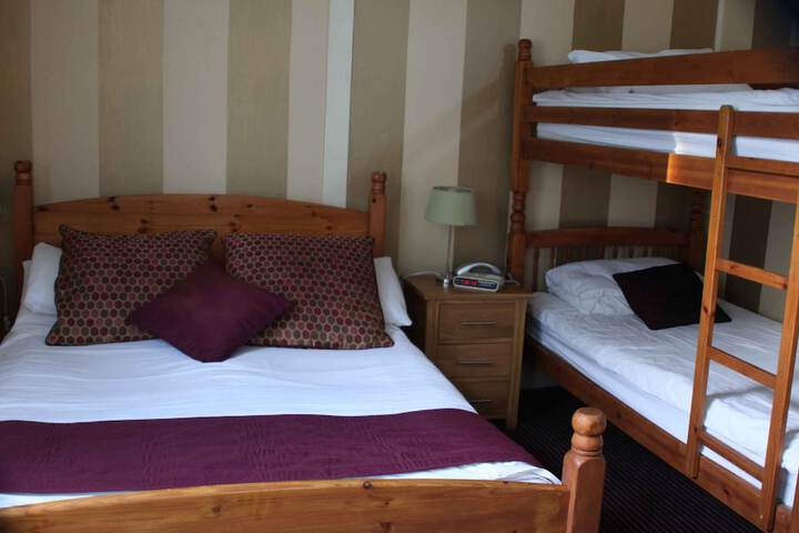 Room 4 of 100