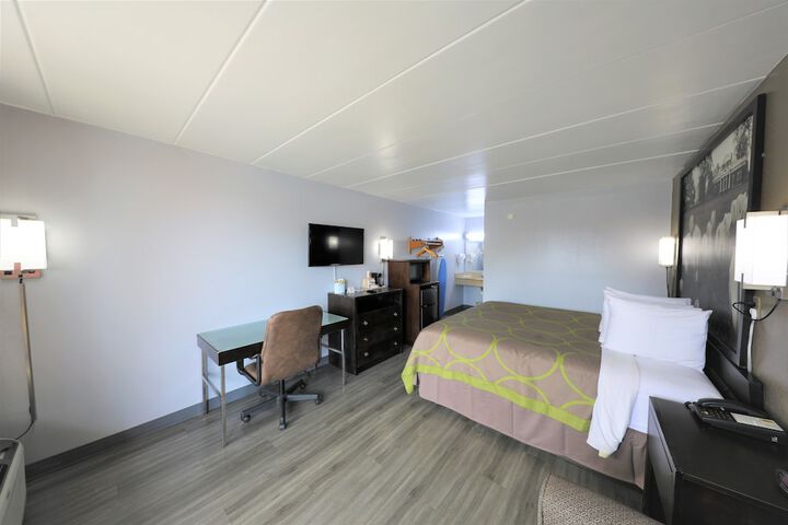 1 King Bed (3 of 14)