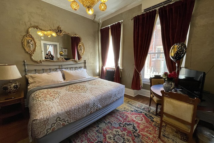 Room 6 of 90