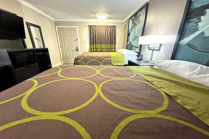 Room 14 of 40