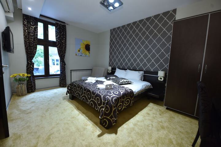 Room 10 of 27