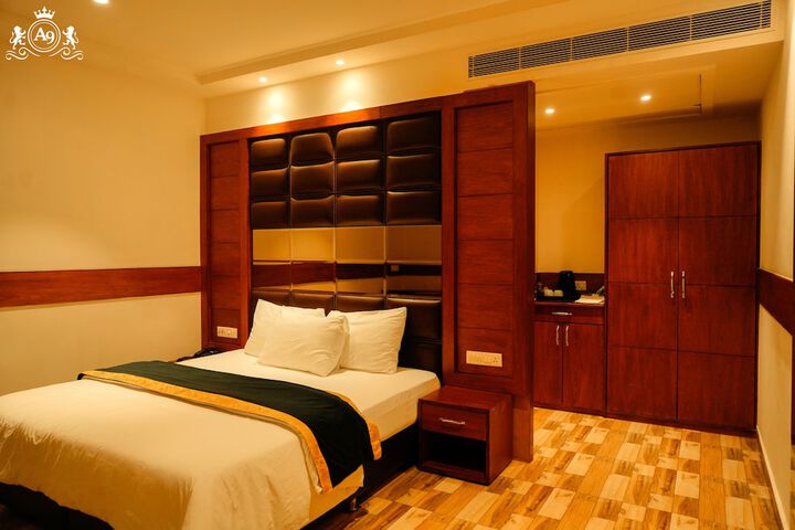 Room 6 of 14