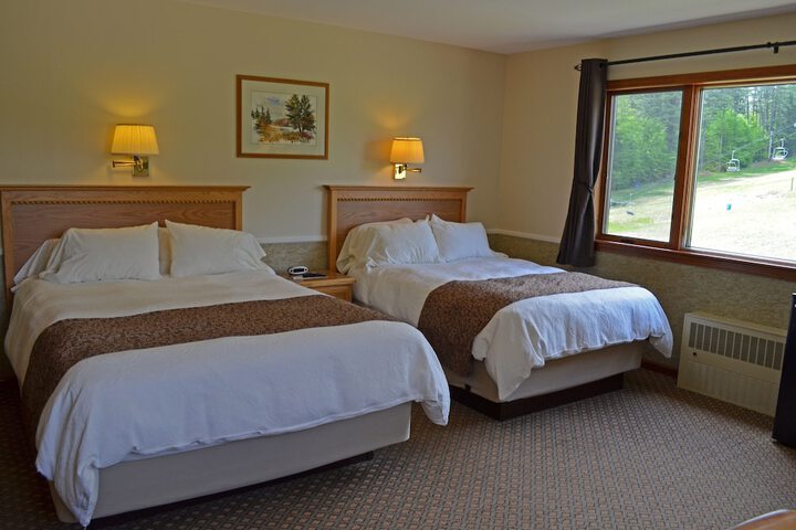 Slope Queen Bed with View (92 of 100)