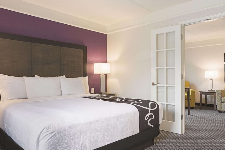 1 King Bed (2 of 17)