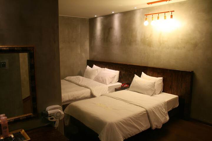 Room 6 of 42