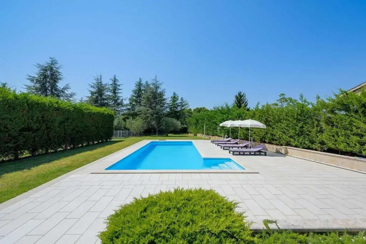 Pool 10 of 18