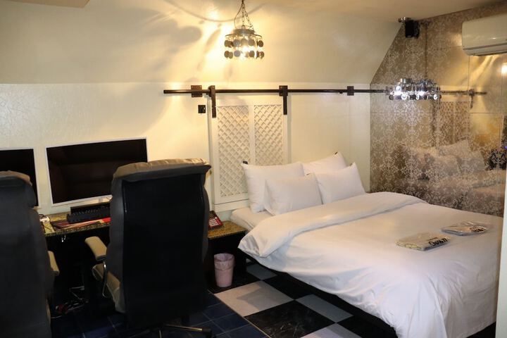 Room 19 of 46