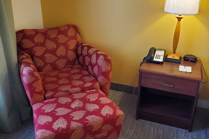 1 Queen Bed (5 of 13)