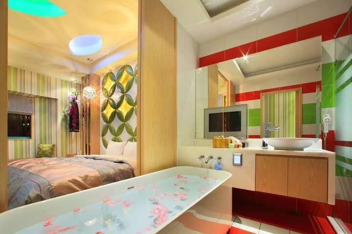 Room 28 of 32