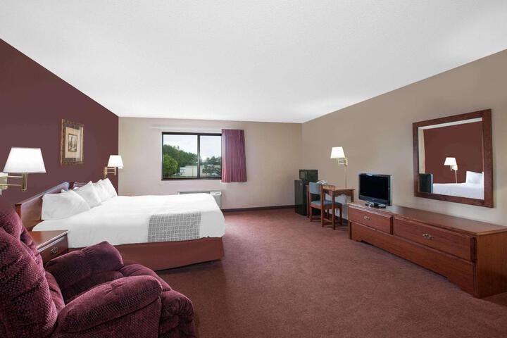 1 King Bed (4 of 5)