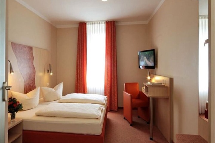 Room 12 of 37
