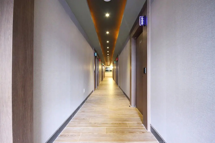 Room 13 of 19