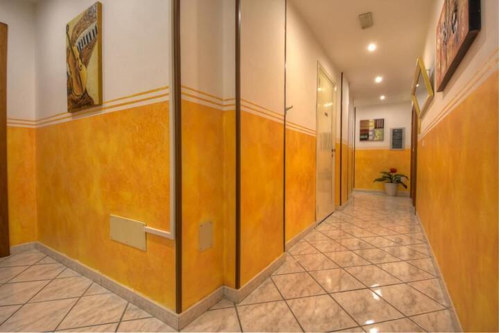 Ballroom/Hall 5 of 18