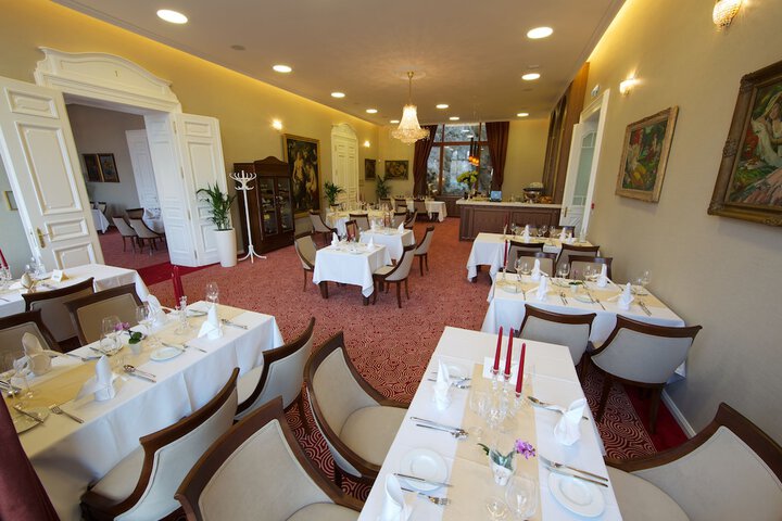 Dining 31 of 50