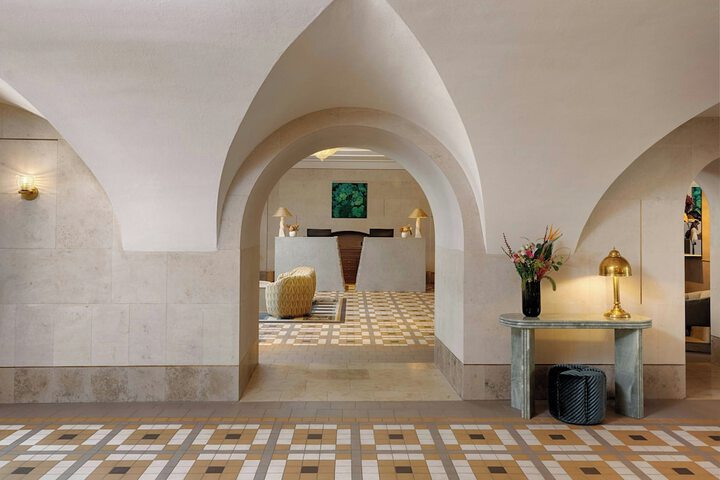 Lobby lounge
