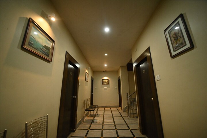 Lounge 14 of 19