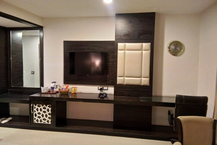 Room 5 of 18
