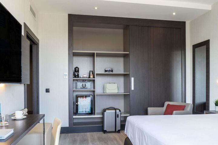 Room 32 of 206