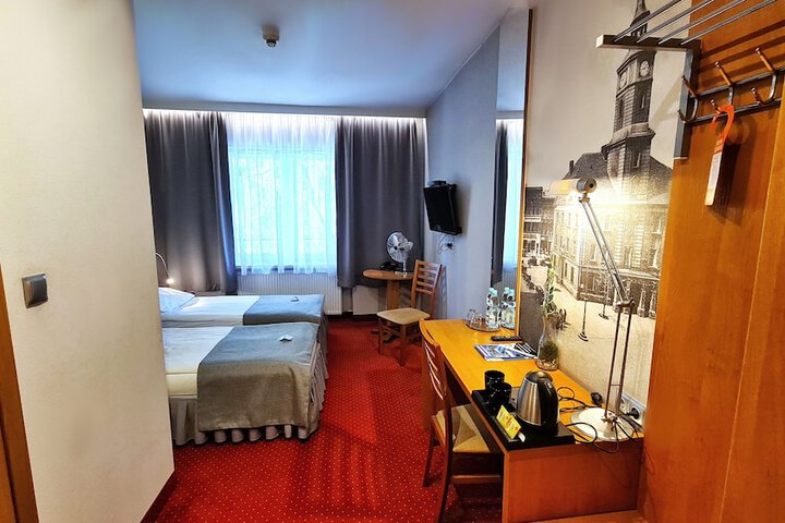 Room 6 of 48