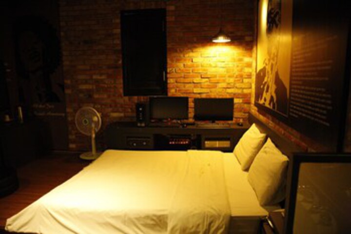 Room 32 of 53