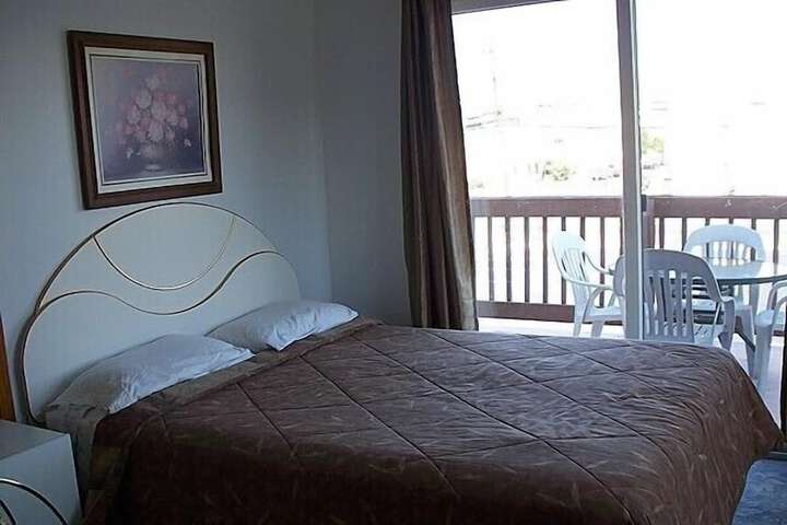 Room 4 of 32