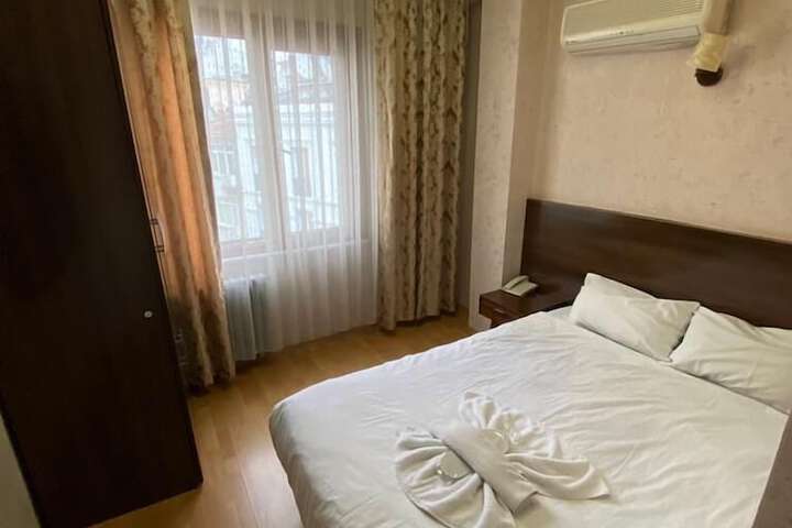 Room 4 of 9