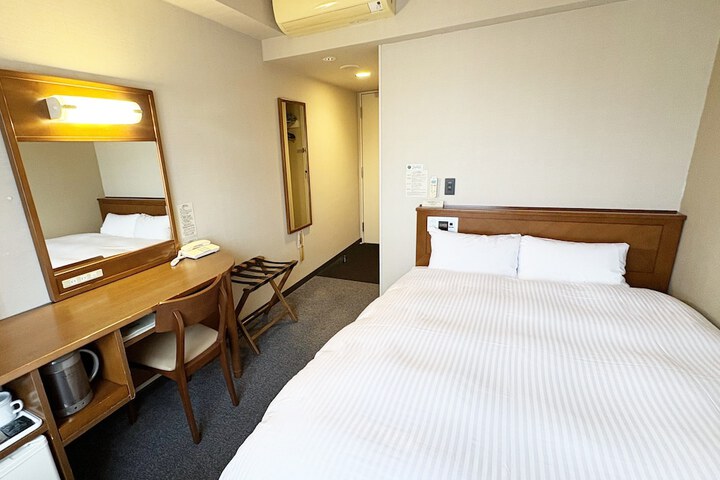 Room 6 of 28