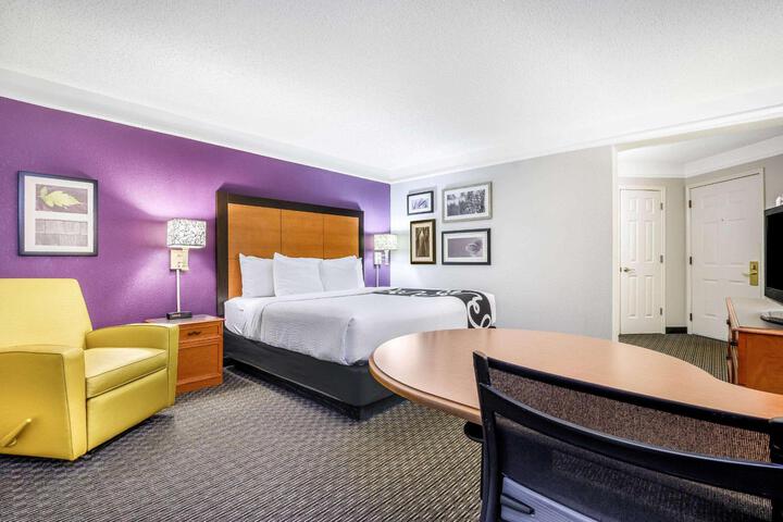 1 King Bed Pet Friendly (5 of 13)