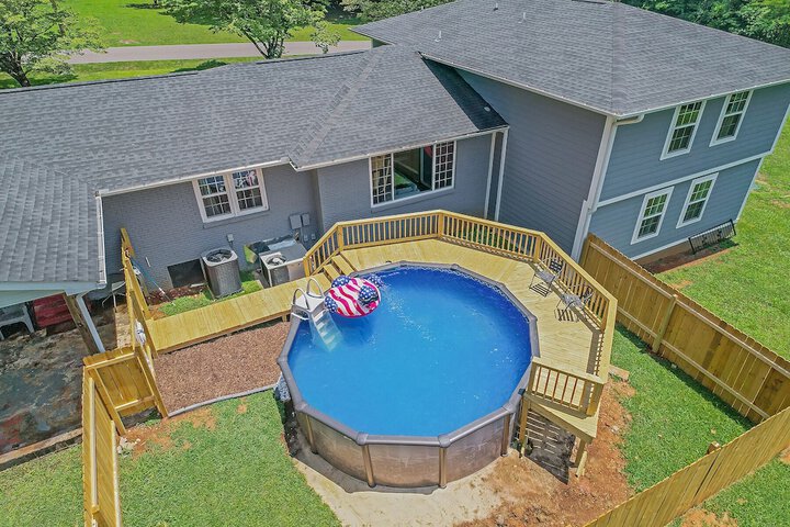 Pool image of American Retreat