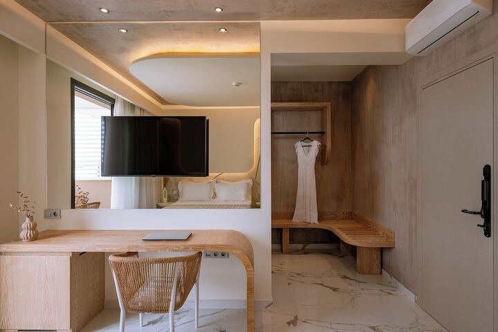 Room 13 of 33