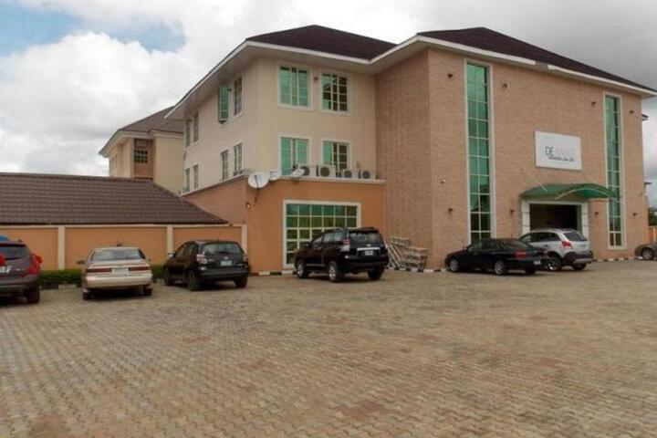 De Range Hotel and Suites