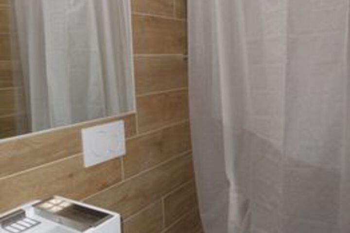 Room 4 of 25