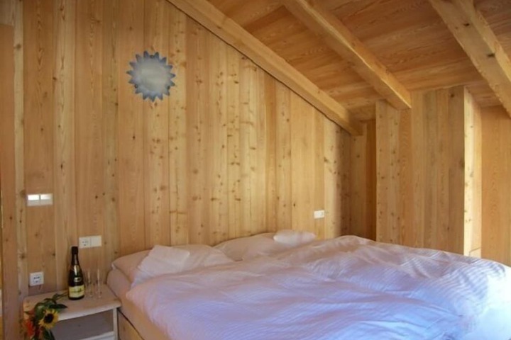 Room 4 of 18