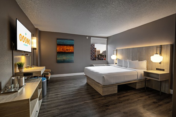 Gold Spike Queen Room 21 and Over (2 of 20)
