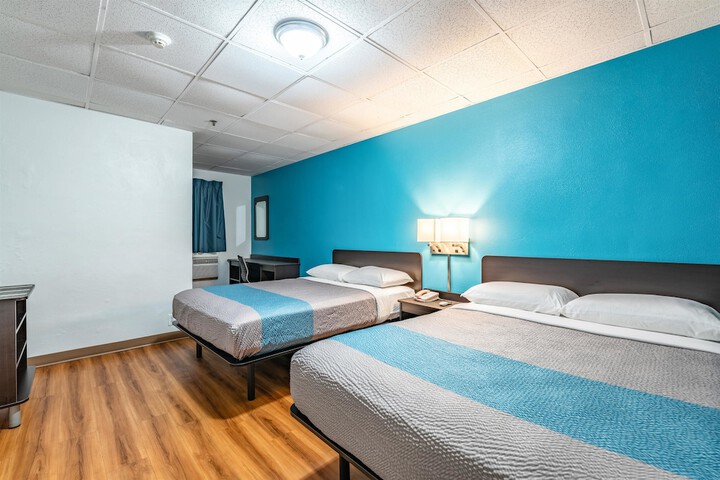 1 King Bed (4 of 18)