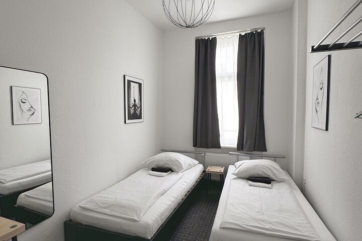 Room 27 of 37