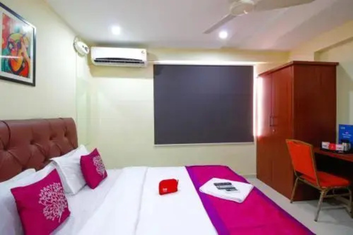 Room 4 of 9