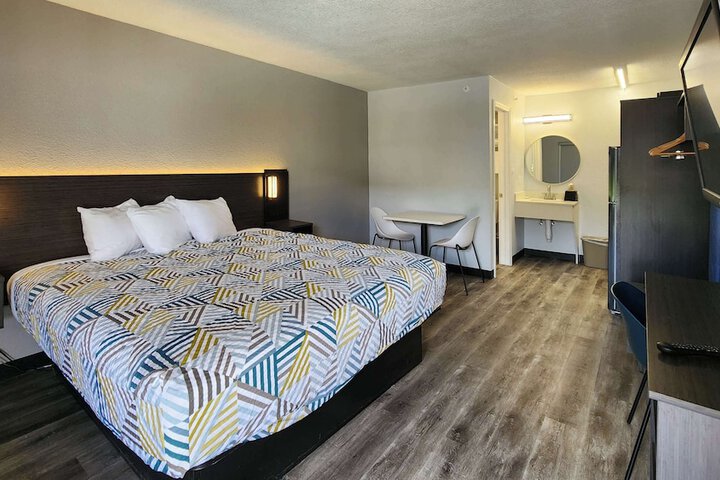 Room 18 of 38